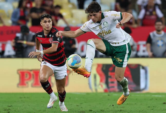 Giay sendo marcado por Luiz Araújo em Flamengo x Palmeiras pela Copa do Brasil; lateral projetou duelo no Maracanã pelo Brasileirão