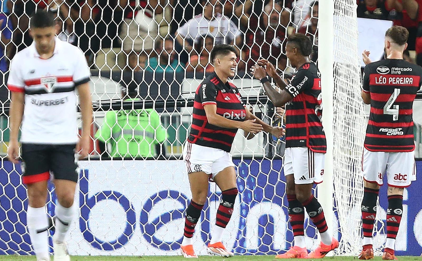 Luiz Araújo comemora gol do Flamengo contra o São Paulo