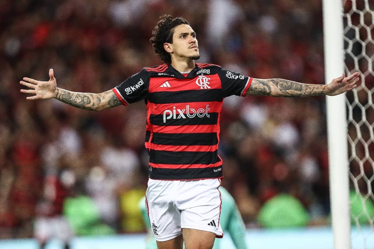 Pedro, do Flamengo, comemora gol contra o Palmeiras abrindo os braços e com semblante sério