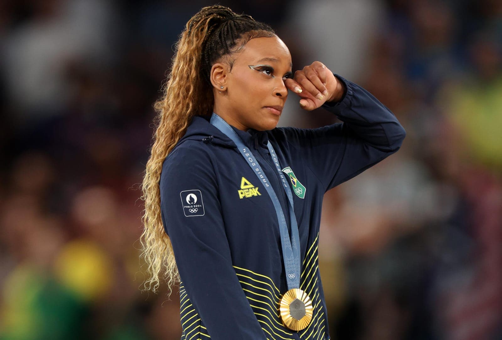 Rebeca Andrade se emociona com ouro olímpico