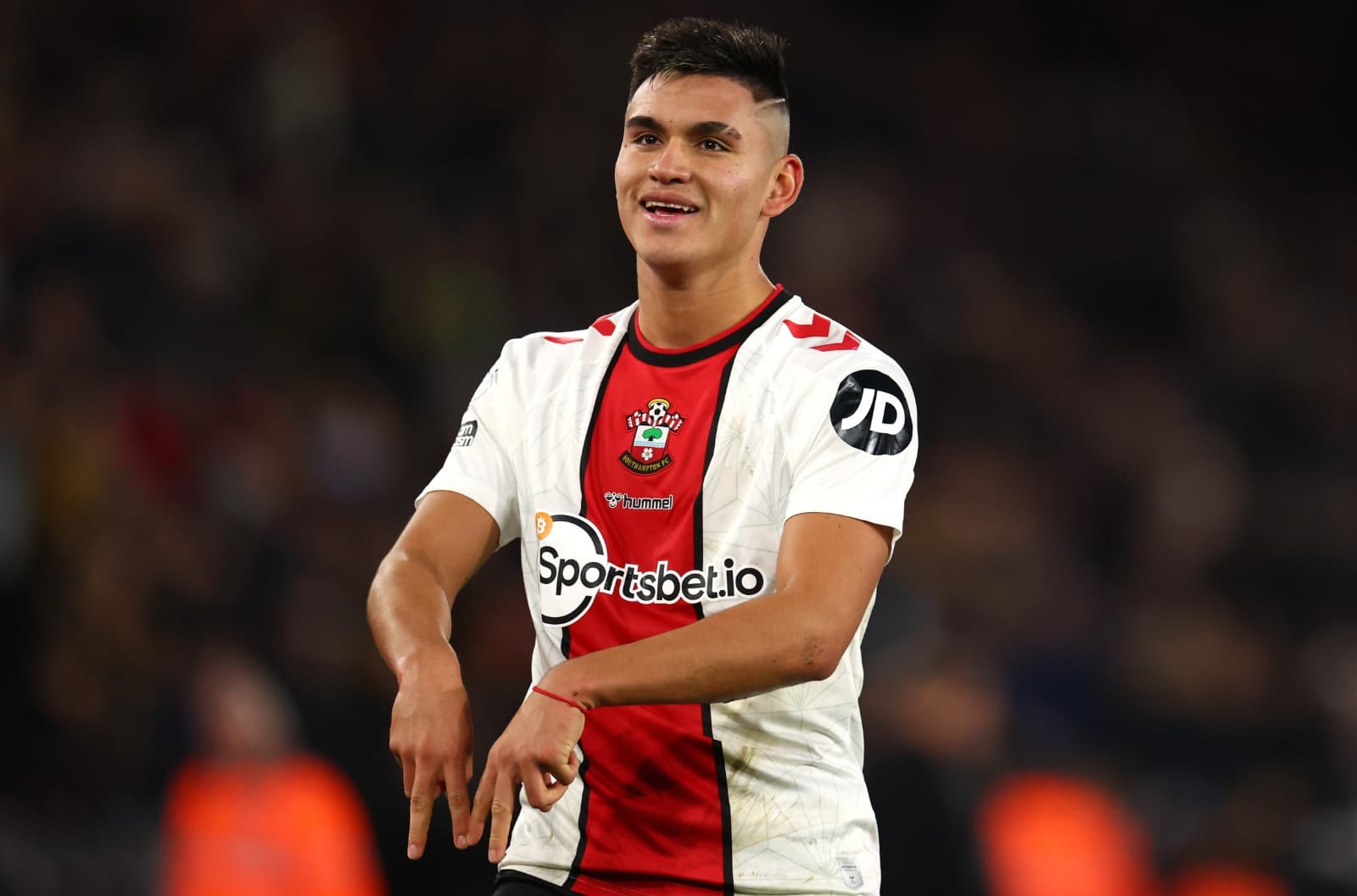 Carlos Alcaraz, do Southampton, comemora após marcar o primeiro gol do time durante a partida da Premier League entre o Southampton FC e o Leicester City no Friends Provident St. Mary's Stadium em 04 de março de 2023 em Southampton, Inglaterra.