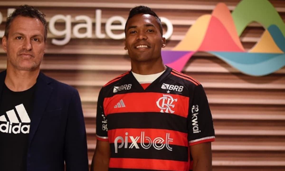 alex sandro veste camisa do flamengo no galeão