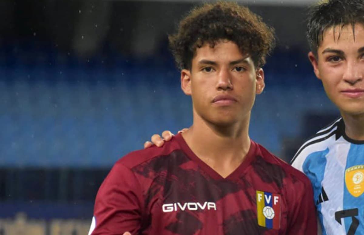 andrew pereira ao lado de argentino pela venezuela jovem interessa ao flamengo