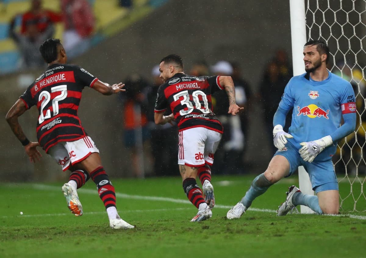 Michael de costas parte em comemoração acompanhado de Bruno Henrique, enquanto o goleiro Cleiton se lamenta em Flamengo x Bragantino pelo Brasileirão 2024