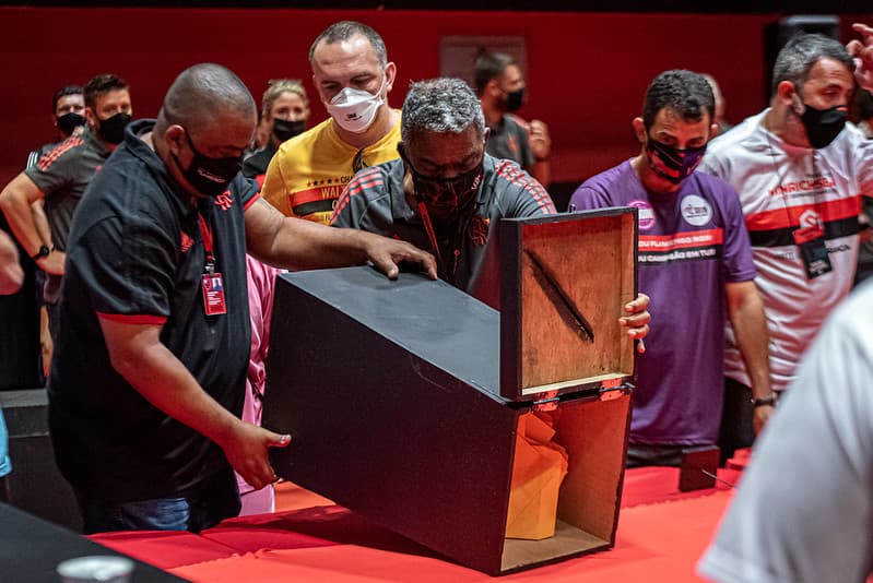 Seguranças abrem a urna de votos após encerramento das eleições para presidente do Flamengo em 2021