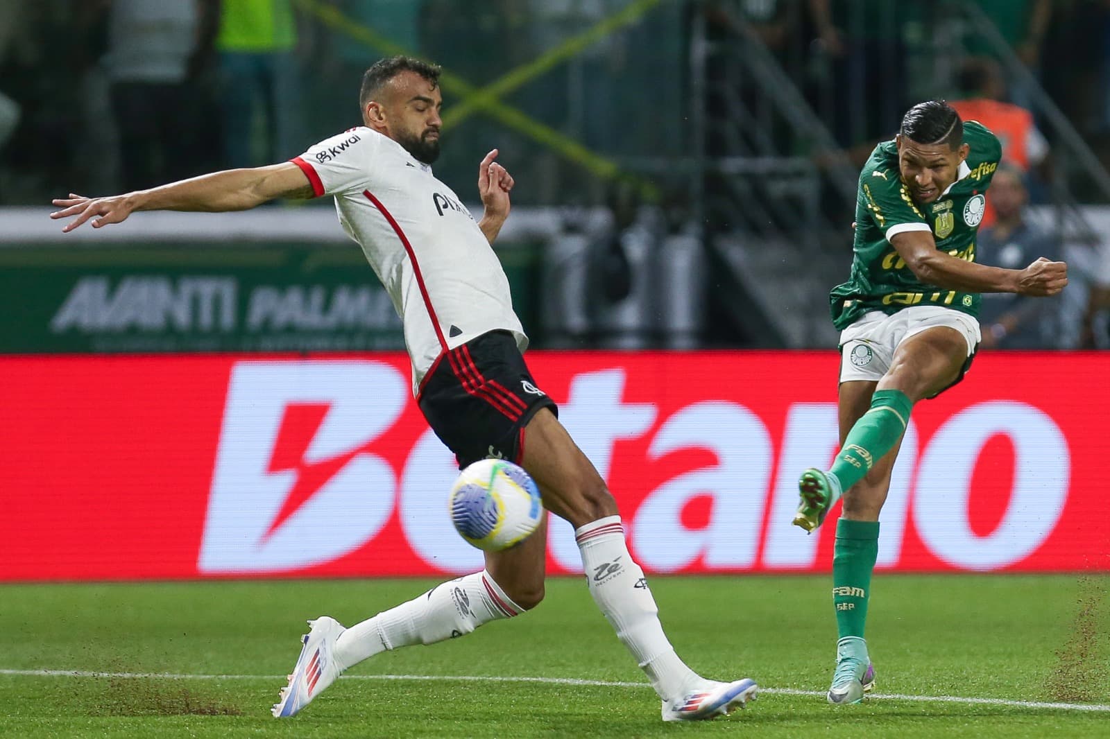 SÃO PAULO, BRASIL - 7 DE AGOSTO: Rony do Palmeiras faz uma tentativa de gol na frente de Fabricio Bruno do Flamengo durante a partida de volta das oitavas de final da Copa do Brasil entre Palmeiras e Flamengo no Allianz Parque em 7 de agosto de 2024 em Sã