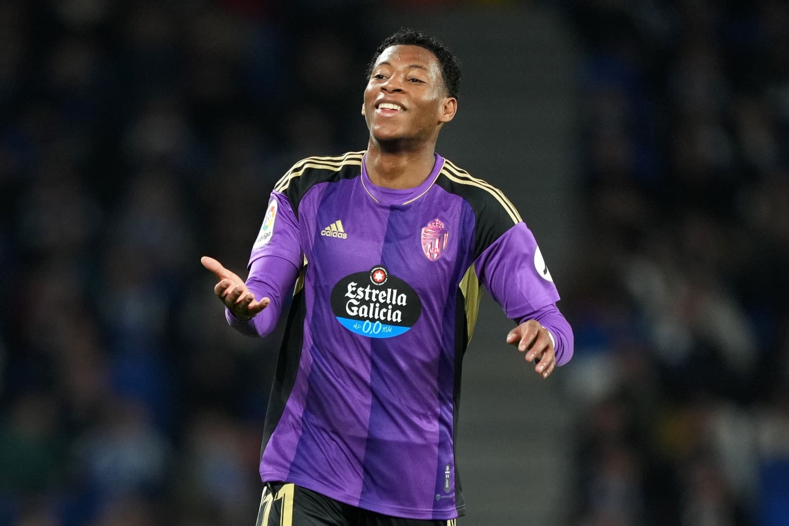 Gonzalo Plata do Real Valladolid CF reage durante a partida da LaLiga Santander entre Real Sociedad e Real Valladolid CF na Reale Arena em 05 de fevereiro de 2023 em San Sebastian, Espanha.