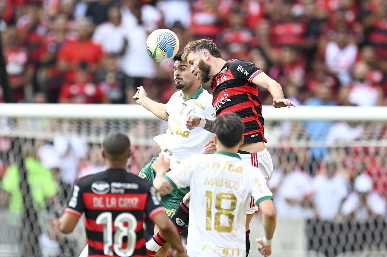 Léo Pereira, do Flamengo, disputa bola no alto contra jogadores do Palmeiras no empate do time pela 22ª rodada do Campeonato Brasileiro