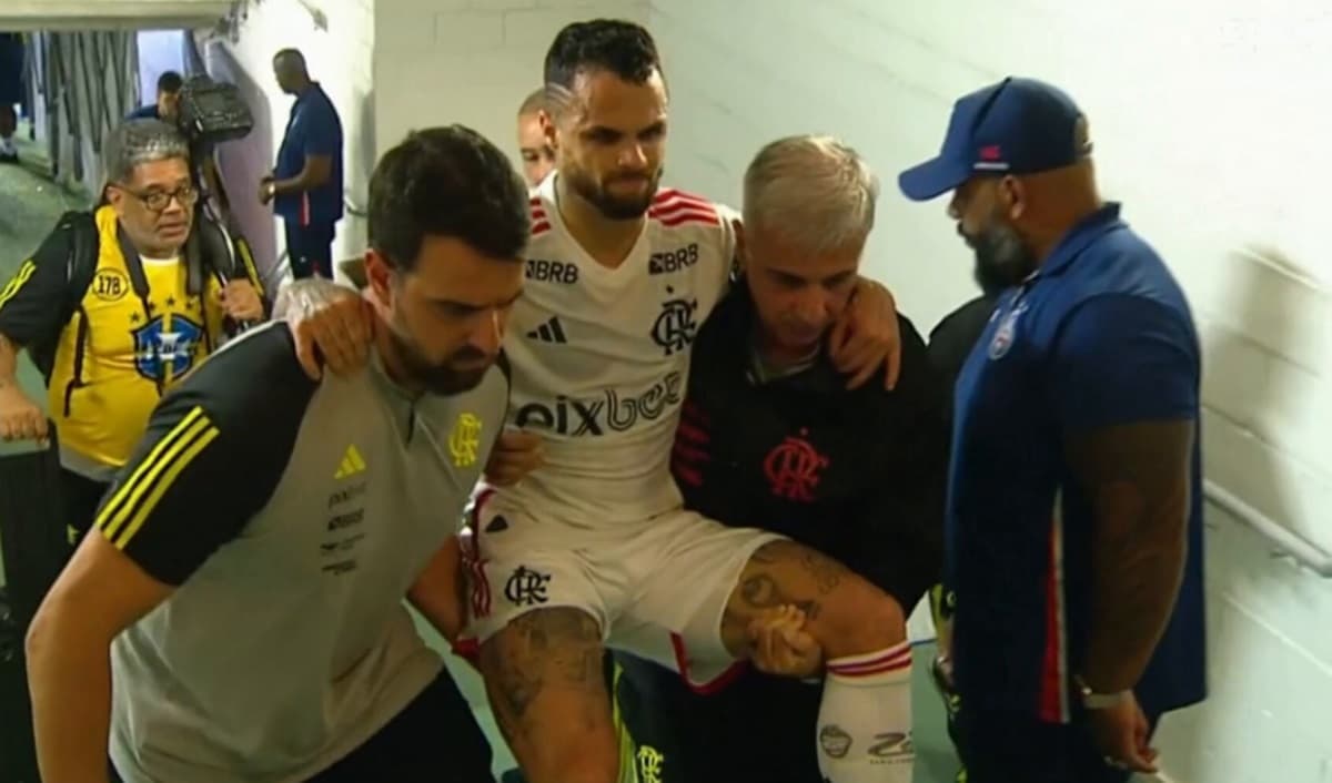 michael sai de campo carregado em bahia x flamengo