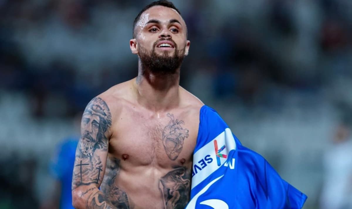 michael tira a camisa em gol do al hilal jogador acertou com o flamengo