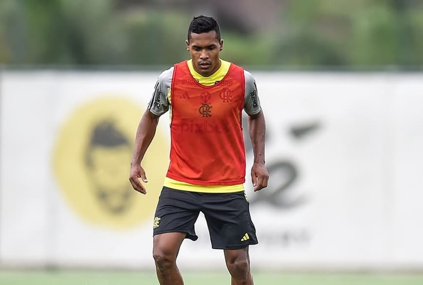 Alex Sandro com colete vermelho sobre o uniforme de treino do Flamengo durante preparação no Ninho do Urubu