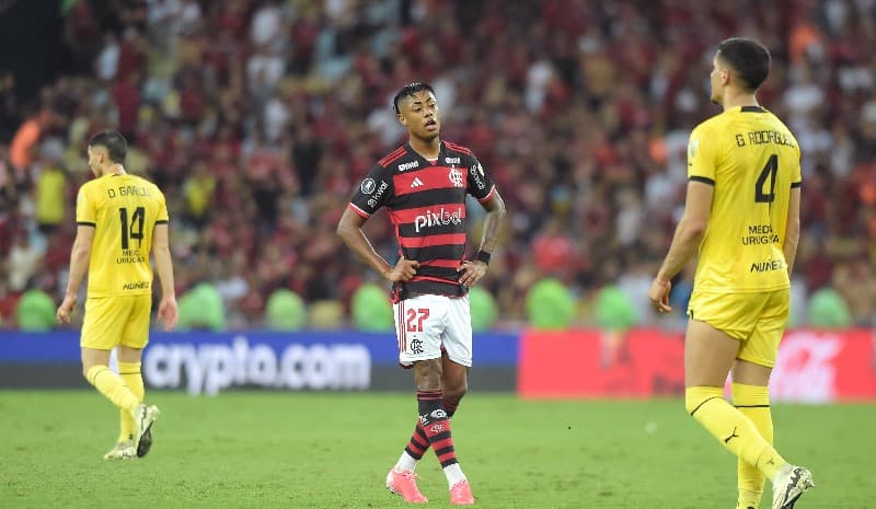 RIO DE JANEIRO, BRASIL - 19 DE SETEMBRO: Bruno Henrique, do Flamengo, reage durante a partida das quartas de final da Copa CONMEBOL Libertadores 2024 entre Flamengo e Peñarol, no Estádio do Maracanã, em 19 de setembro de 2024, no Rio de Janeiro, Brasil.