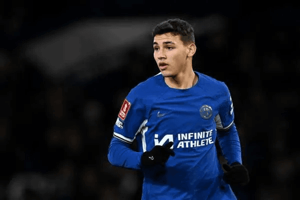 Deivid Washington focado em campo no jogo do Chelsea