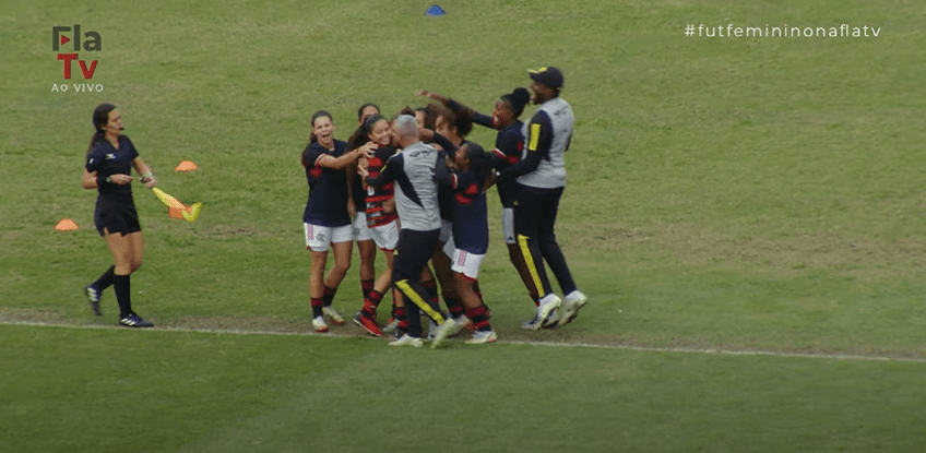 Flamengo comemora vitória contra o Fluminense pelo campeonato carioca sub020 feminino