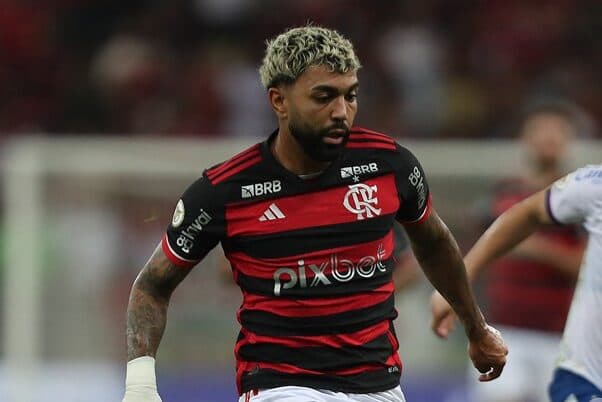 Gabigol conduz bola em jogo contra o Bahia; atacante será titular contra o Athletico-PR