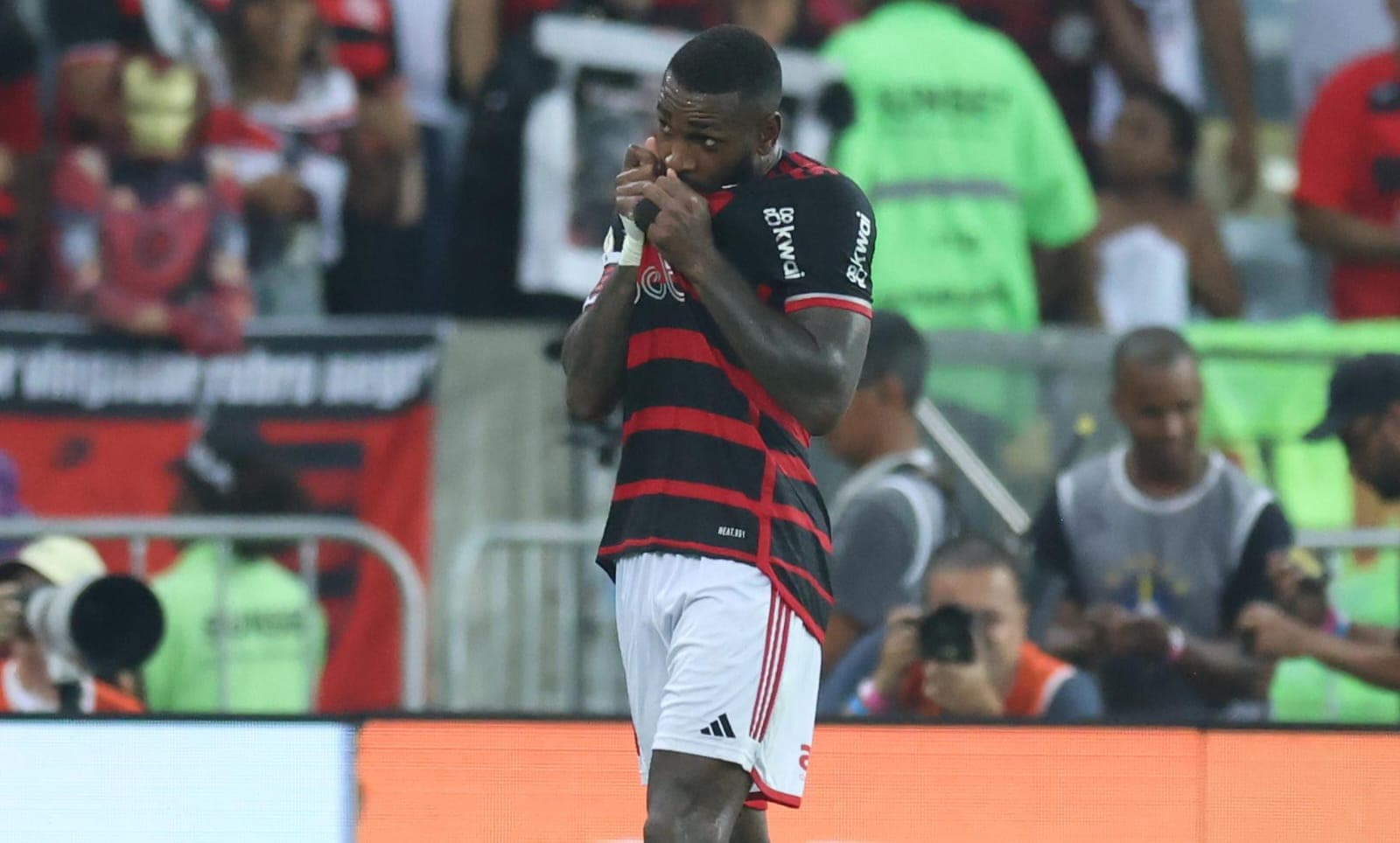 Gerson beija escudo do Flamengo