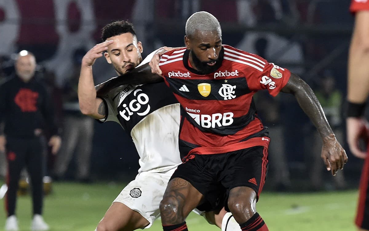 Gerson protege bola de Fernando Cardozo em Olimpia x Flamengo, no Defensores del Chaco, pela Libertadores 2023
