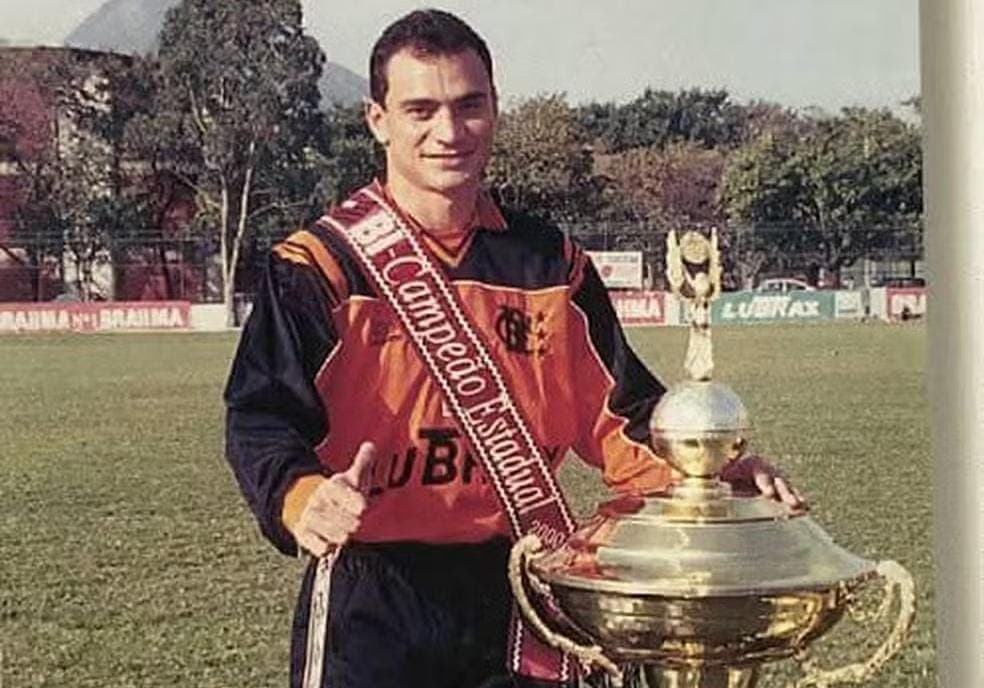 Goleiro Clemer com taças conquistadas pelo Flamengo