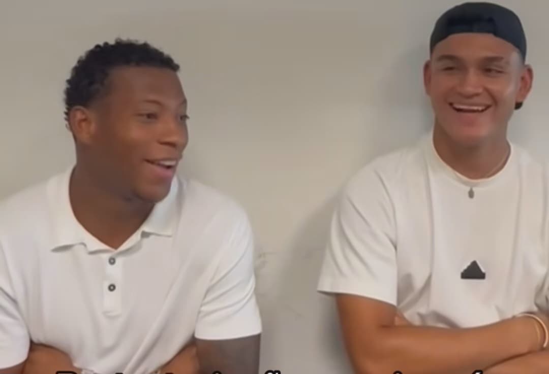 Gonzalo Plata e Alcaraz na resenha após Flamengo x Bahia, no Maracanã