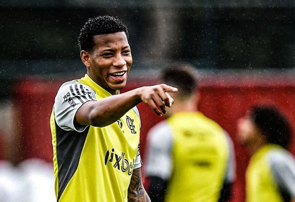 Gonzalo Plata em treino do Flamengo; equatoriano pode ser titular em Flamengo x Vasco