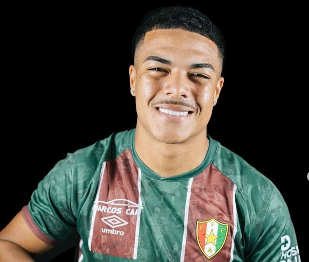 Igor Jesus com a camisa do Estrela Amadora; Garoto do Ninho é o 10º revelado pelo Flamengo atuando em Portugal