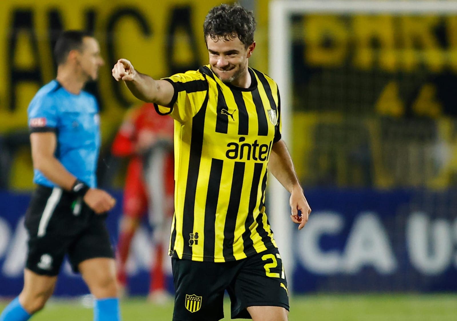 Lucas Hernández comemora gol do Peñarol apontando para companheiro