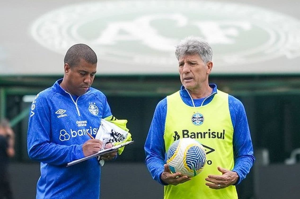 Marcelo Salles e Renato Gaúcho conversando em treino do Grêmio