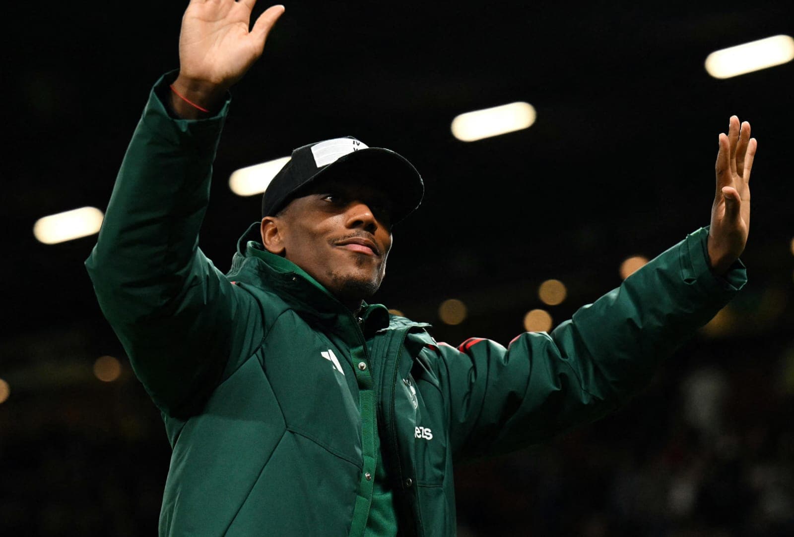 Martial ergue os braços e agradece torcedores