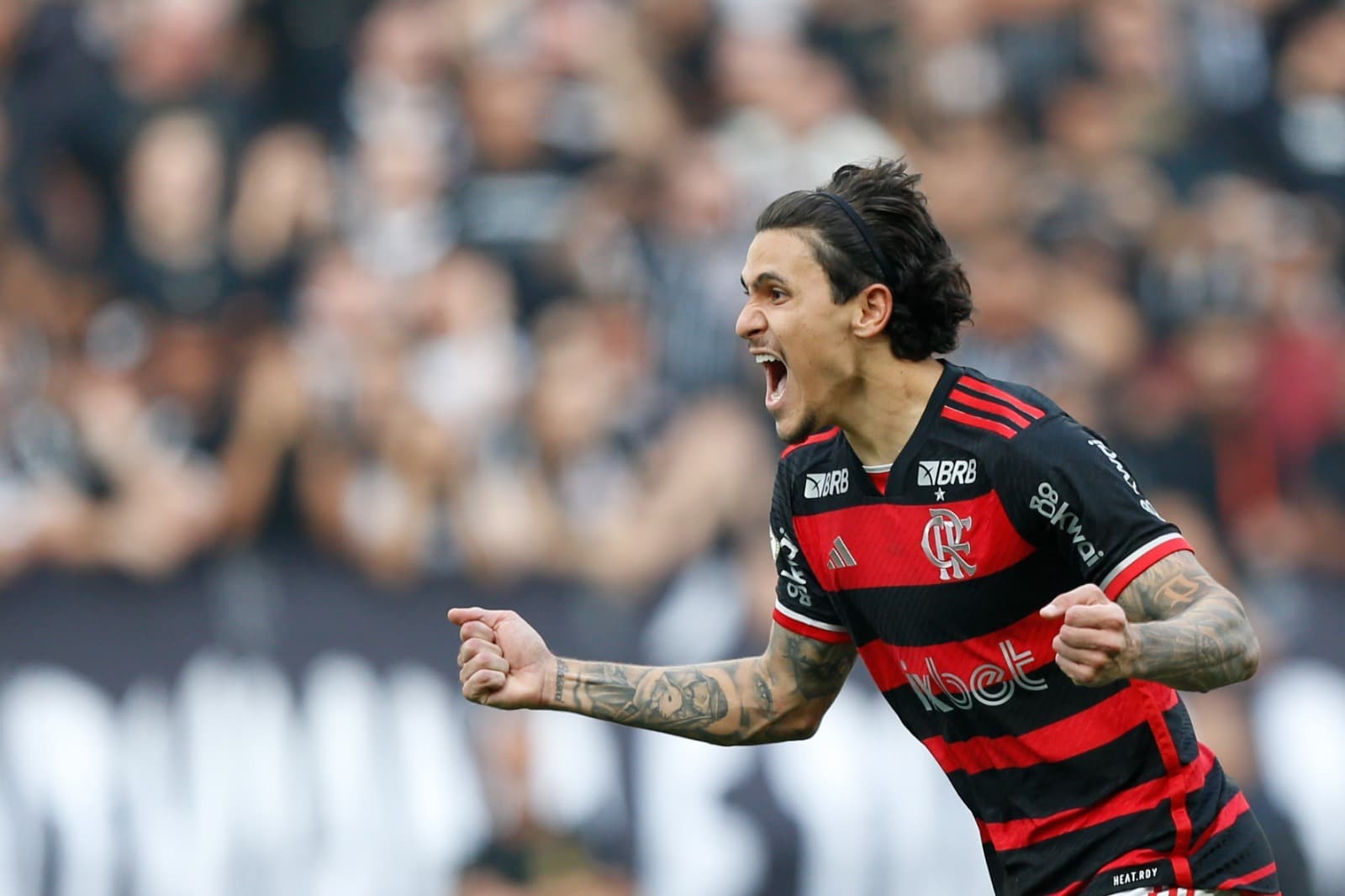 Pedro, do Flamengo, comemora o primeiro gol do time após cobrança de pênalti durante partida entre Corinthians e Flamengo pelo Brasileirão Série A 2024, na Arena Neo Química, em 01 de setembro de 2024
