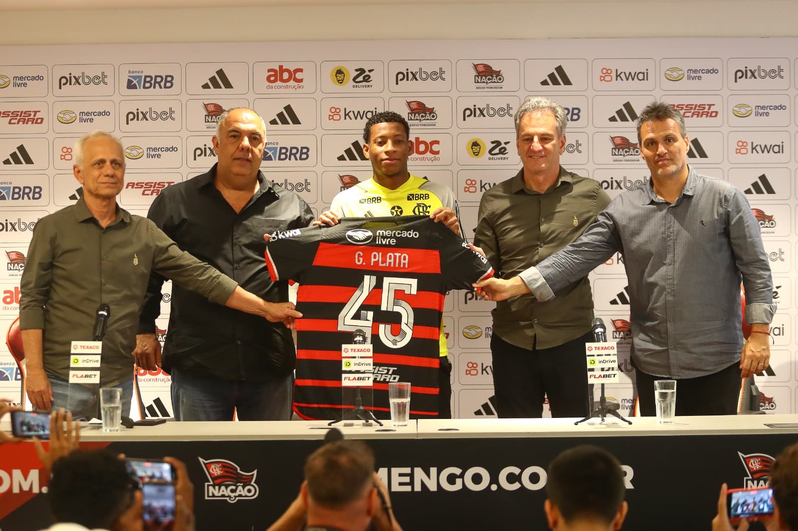 Gonzalo Plata foi apresentado pelo Flamengo e vai vestir a camisa 45