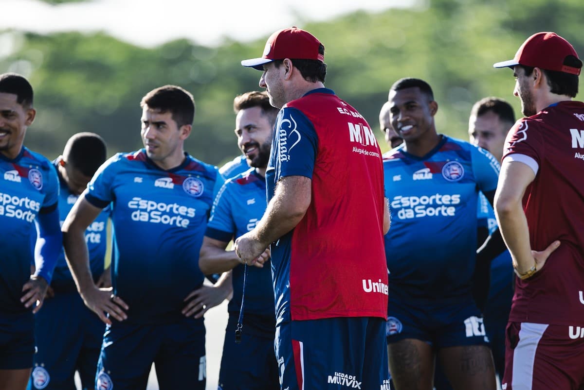 Rogério Ceni passa instrução durante treino do Bahia; ao fundo os ex-Flamengo Everton Ribeiro e Jean Lucas sorriem
