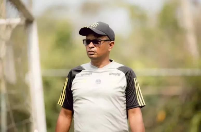 Antony Menezes, novo coordenador técnico da base feminina do Flamengo, com a camisa do clube.
