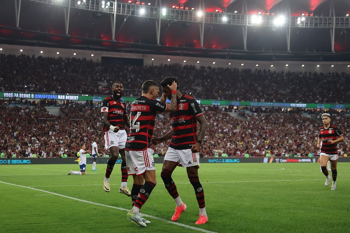 Arrascaeta e Bruno Henrique se abraçam após trama que rendeu gol da vitória do Flamengo sobre o Bahia