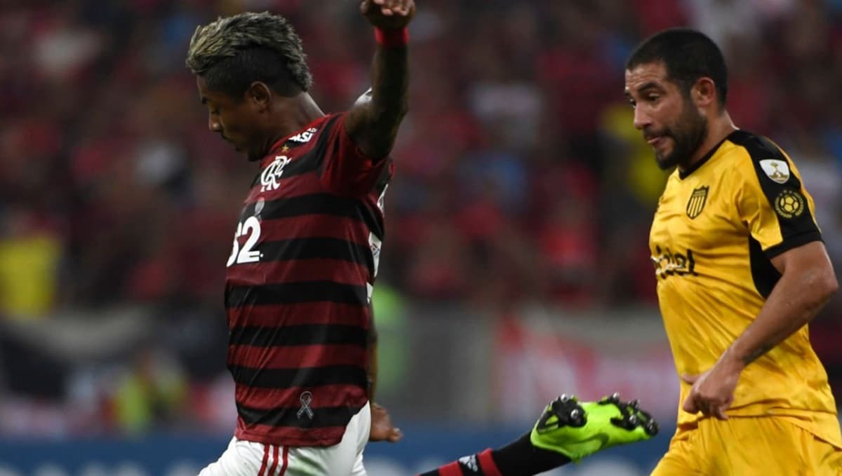 bruno henrique tenta finalizar em jogo do flamengo com o peñarol em 2019