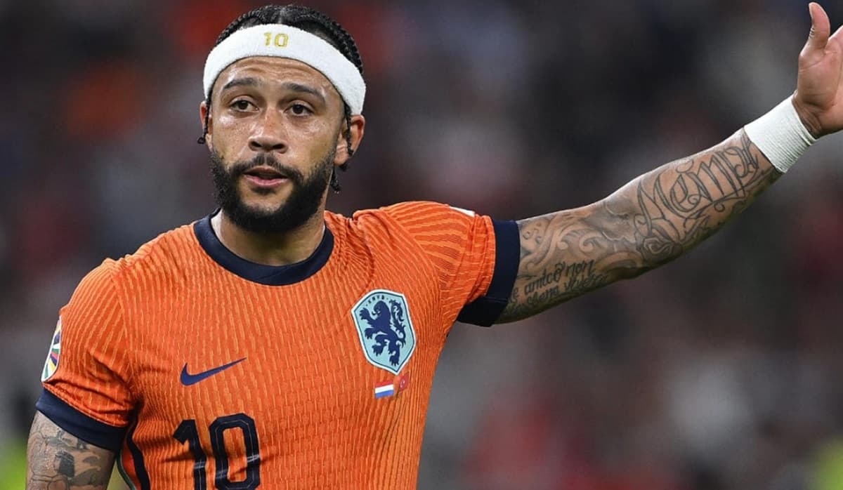 depay oferecido ao flamengo de braços abertos em ação pela holanda