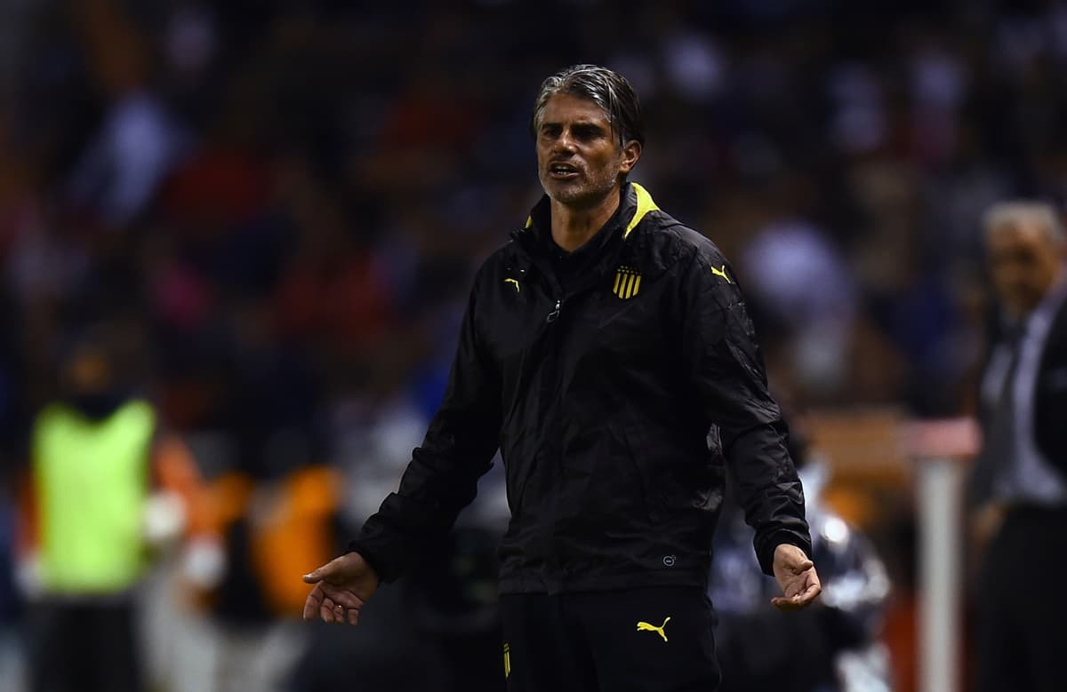 Diego López com braços abertos reclamando de algo durante jogo do Peñarol na Libertadores 2019