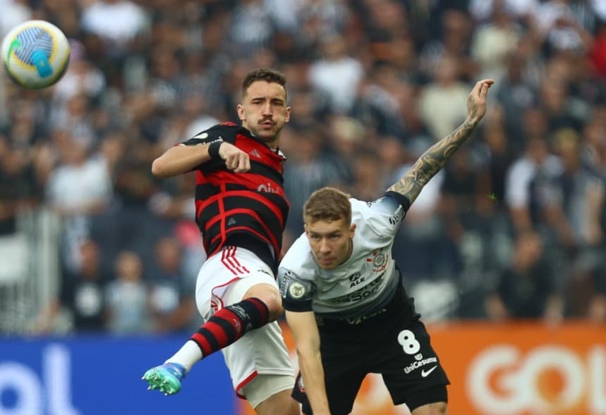 Léo Ortiz, fdo Flamengo, disputa bola com o volante Charles, do Corinthians