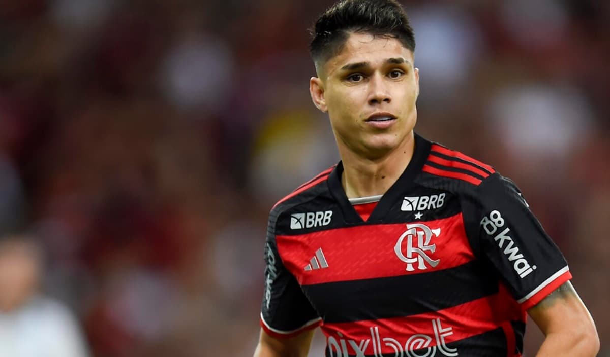 luiz araújo em ação pelo flamengo no maracanã