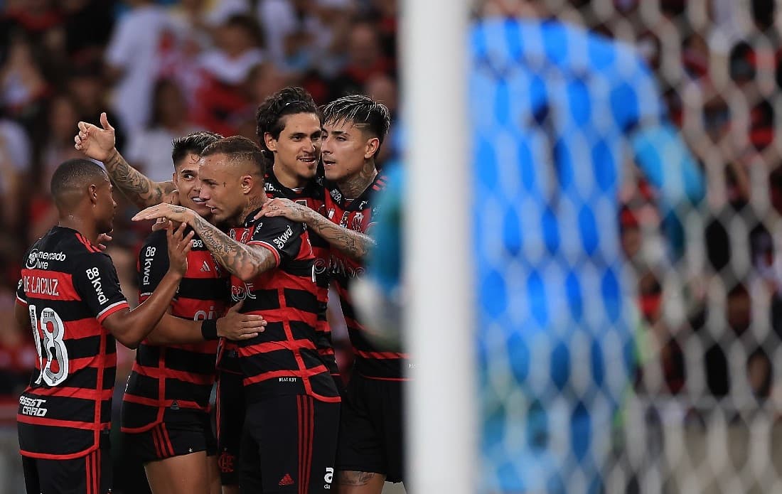 RIO DE JANEIRO, BRASIL - 30 DE MARÇO: Pedro do Flamengo comemora com companheiros de equipe após marcar o segundo gol de sua equipe durante a primeira partida da final do Campeonato Carioca 2024 entre Nova Iguaçu e Flamengo no Estádio do Maracanã em 30 de