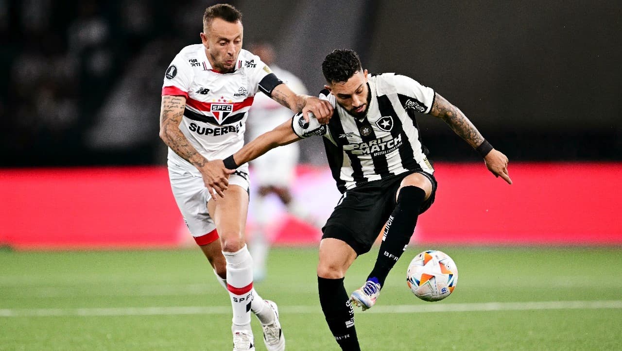 O zagueiro Rafinha (E) do São Paulo e o zagueiro Alex Telles do Botafogo disputam a bola durante a partida de ida das quartas de final da Copa Libertadores entre Botafogo e São Paulo, no estádio Olímpico Nilton Santos, no Rio de Janeiro, Brasil, em 18 de