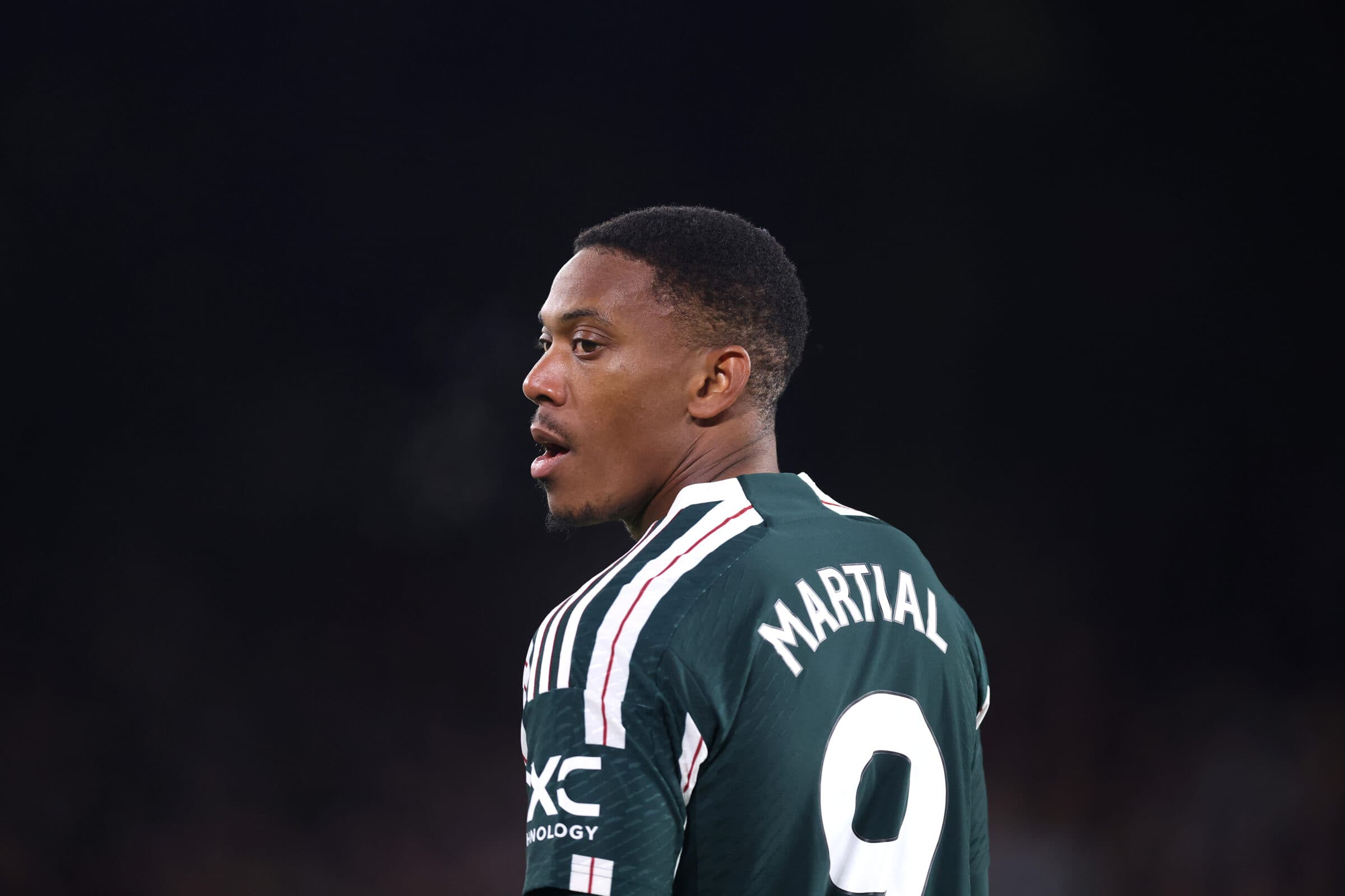 SHEFFIELD, INGLATERRA - 21 DE OUTUBRO: Anthony Martial, do Manchester United, observa durante a partida da Premier League entre Sheffield United e Manchester United no Bramall Lane em 21 de outubro de 2023 em Sheffield, Inglaterra.