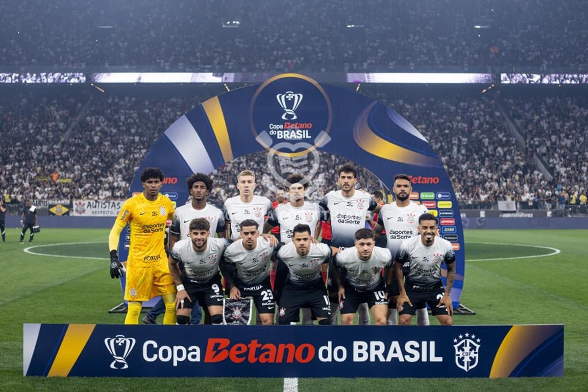 Elenco do Corinthians posa para foto oficial antes de jogo contra o Juventude pelas quartas de final da Copa do Brasil 2024