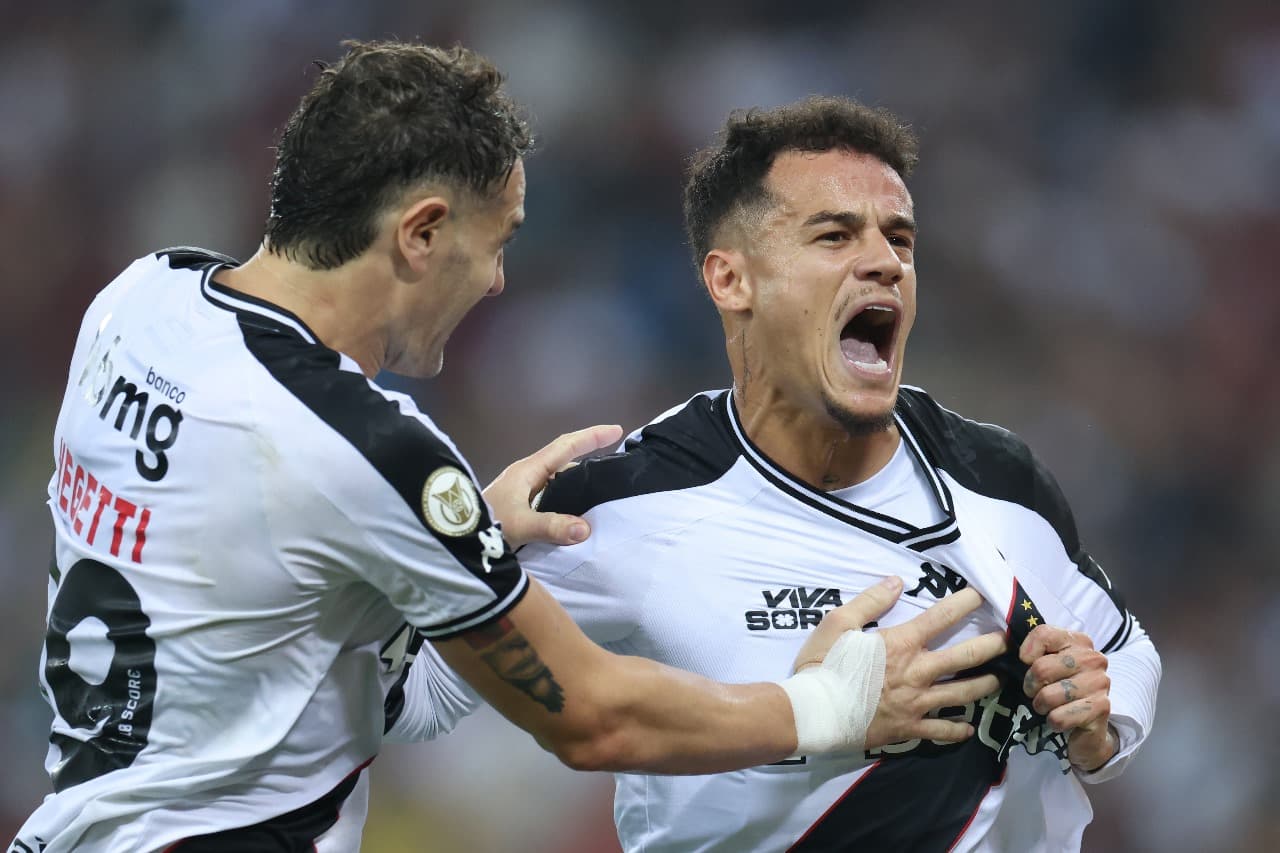 Philippe Coutinho do Vasco comemora com o companheiro de equipe Pablo Vegetti após marcar o primeiro gol do time durante uma partida do Brasileirão 2024 entre Flamengo e Vasco no Estádio do Maracanã em 15 de setembro de 2024 no Rio de Janeiro, Brasil.
