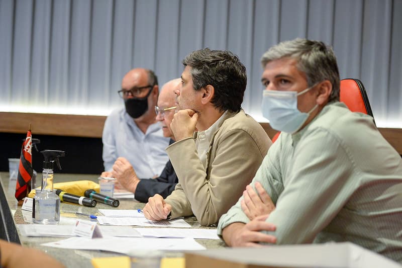 Mesa com dirigentes do Famengo