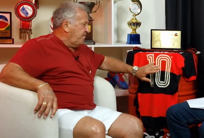 Zico tocando a Camisa 10 do Flamengo