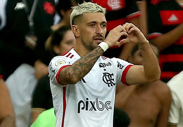Arrascaeta comemora gol pelo Flamengo fazendo coração