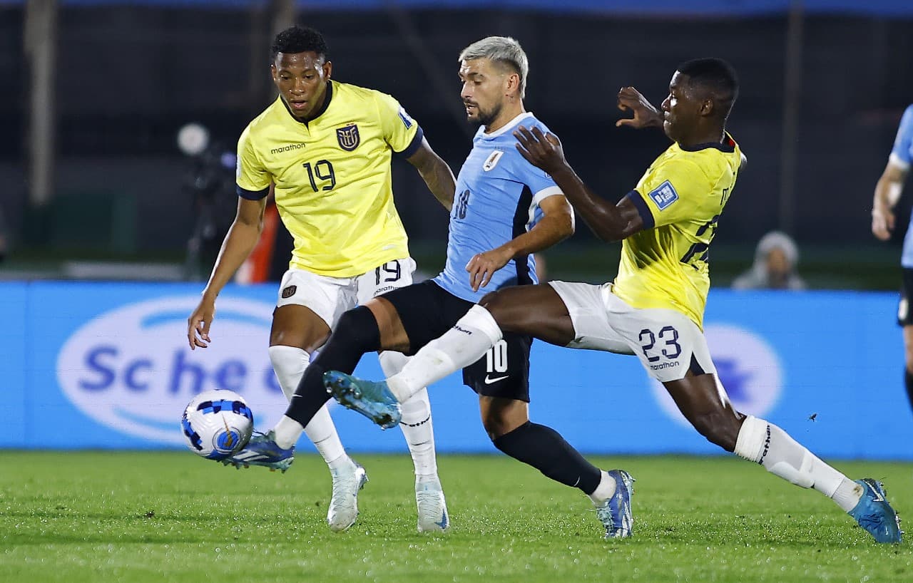 MONTEVIDÉU, URUGUAI - 15 DE OUTUBRO: Gonzalo Plata (E) e Moises Caicedo (D) do Equador disputam a bola com Giorgian De Arrascaeta do Uruguai durante a partida das Eliminatórias Sul-Americanas da Copa do Mundo da FIFA 2026 entre Uruguai e Equador no Estádi