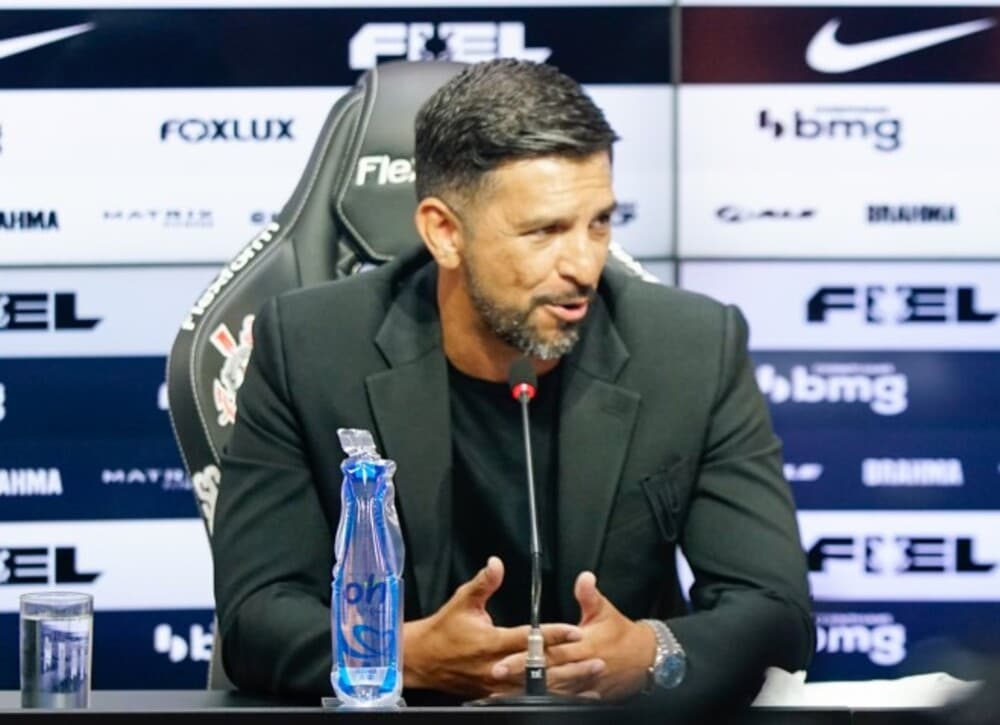 Emiliano Díaz em coletiva do Corinthians; auxiliar falou sobre jogo com Flamengo na Copa do Brasil