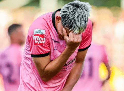 Ex-Flamengo, Werton comemora primeiro gol pelo Leixões