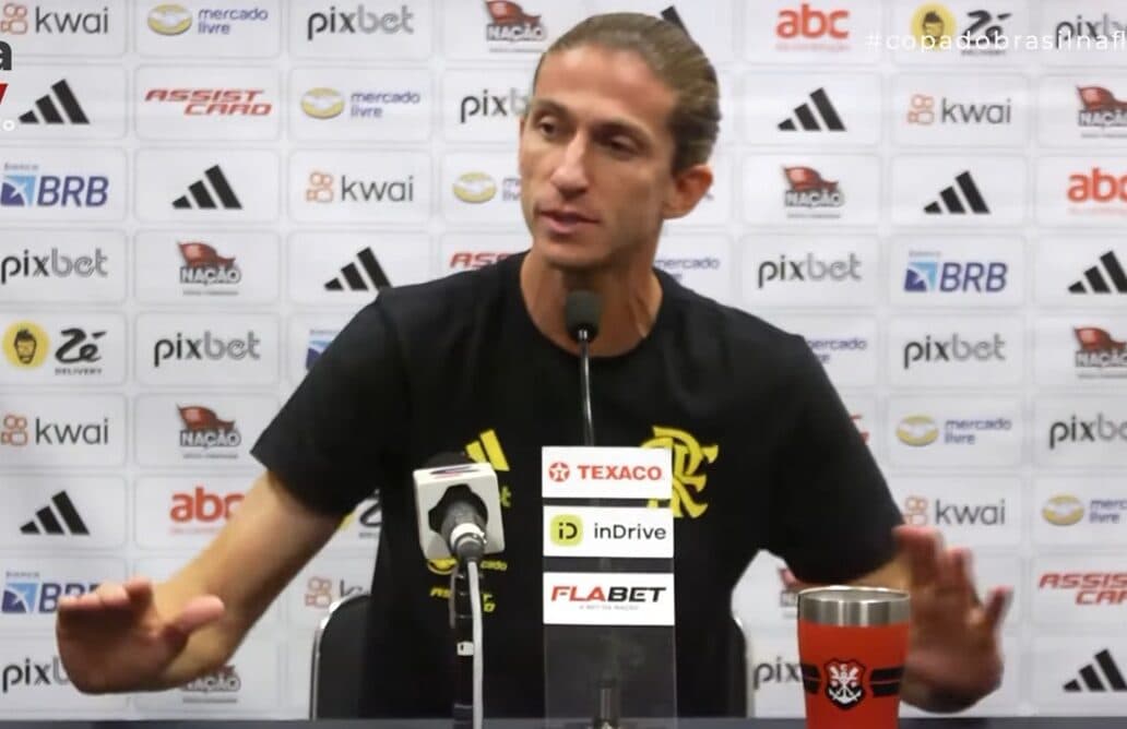 Filipe Luís de braços abertos em tom assertivo sobre arbitragem durante coletiva após Corinthians 0x0 Flamengo pela semifinal da Copa do Brasil 2024